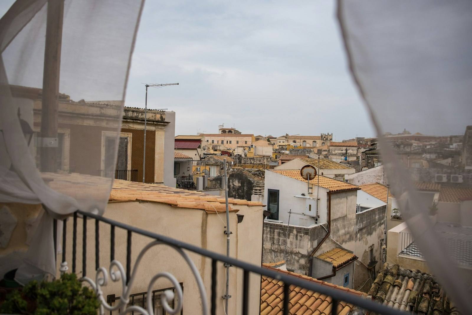 Tetti di una città italiana visti da una terrazza