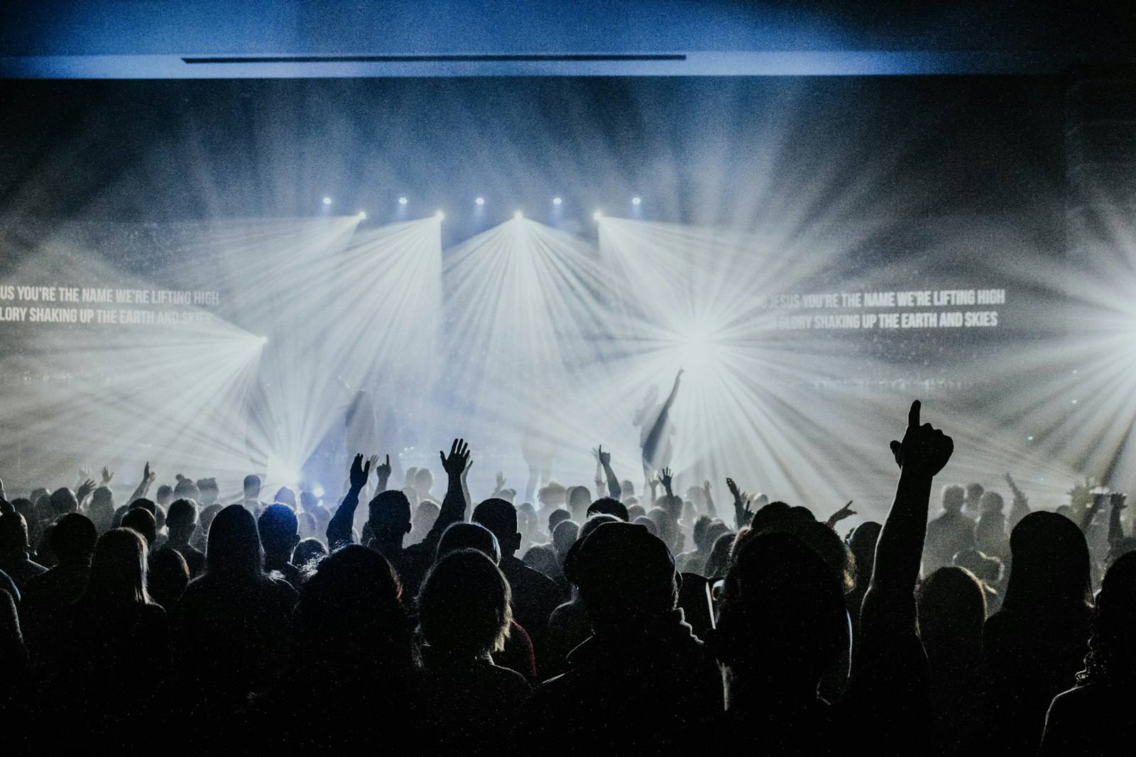 Pubblico a un concerto con fasci di luce