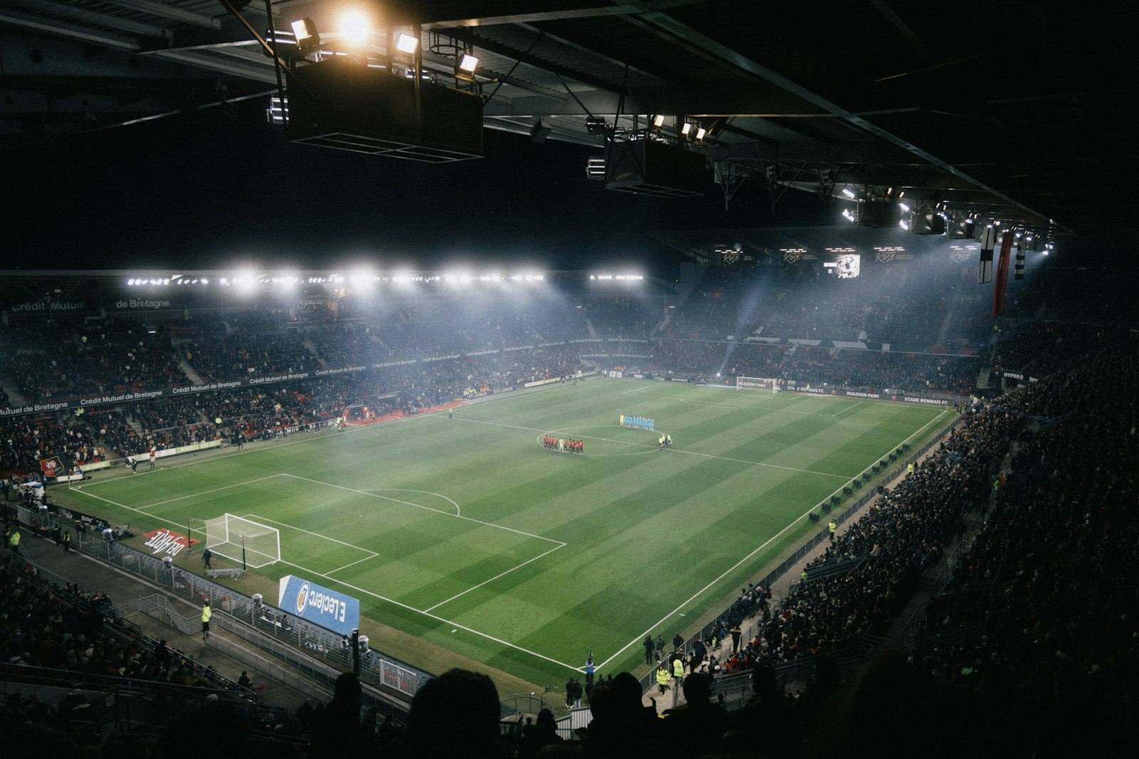 Campo da calcio illuminato dai riflettori